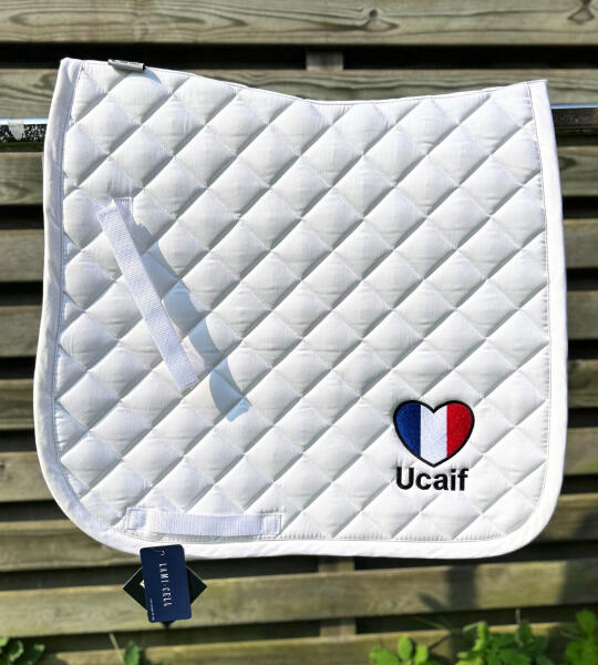 Zadeldekje met naam en landenvlag in hartvorm